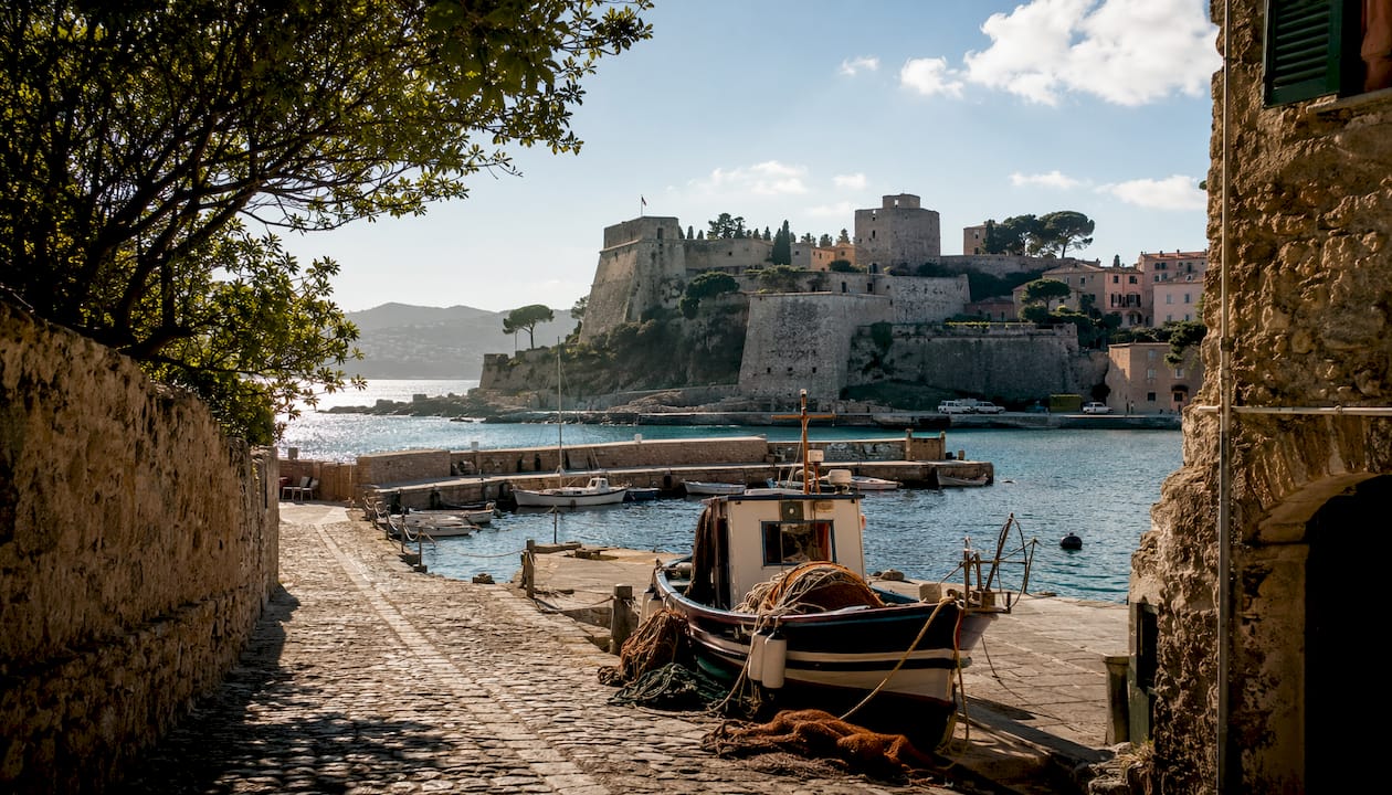 Antiche mura di difesa e il caratteristico porto di un borgo sull’Isola d’Elba