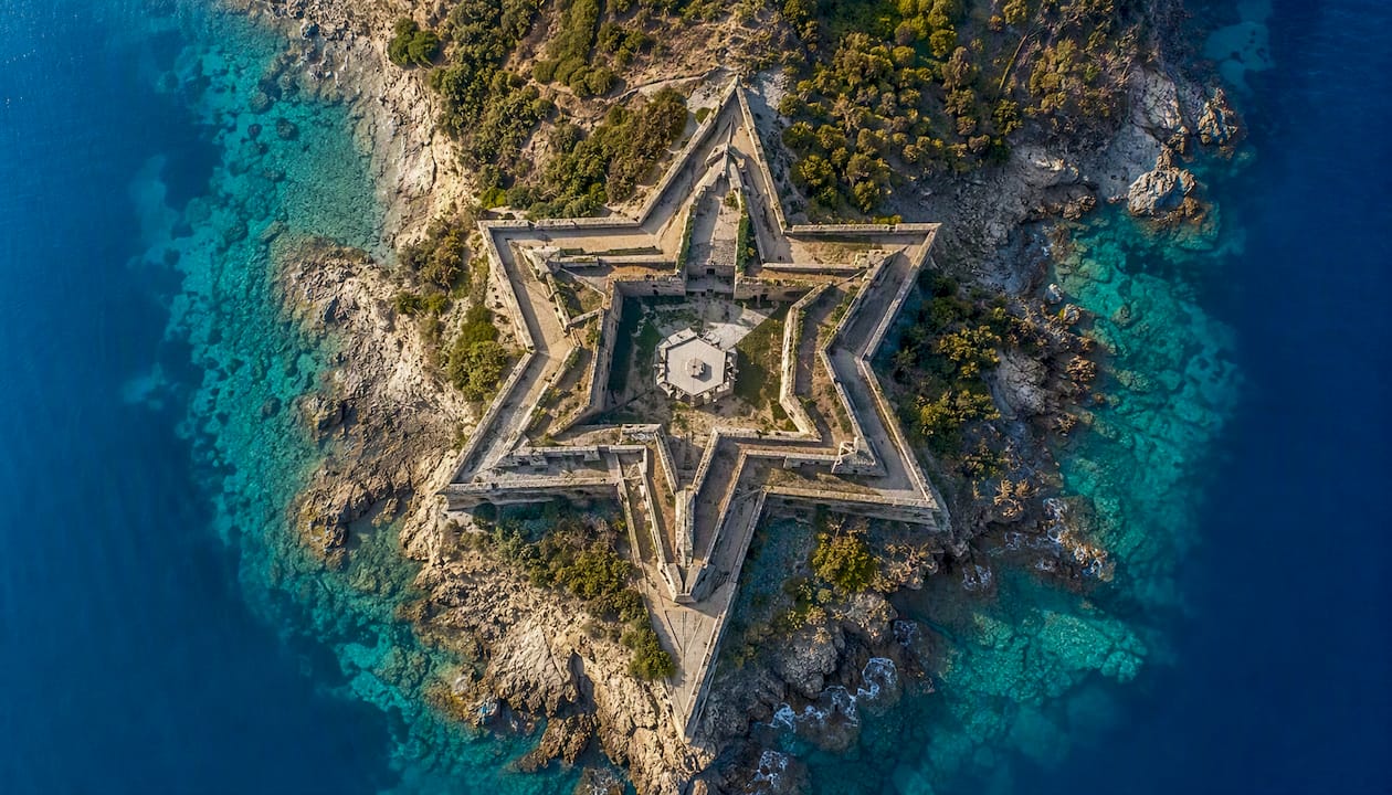 Vista dall’alto della suggestiva Forte Stella, la fortezza a pianta stellata