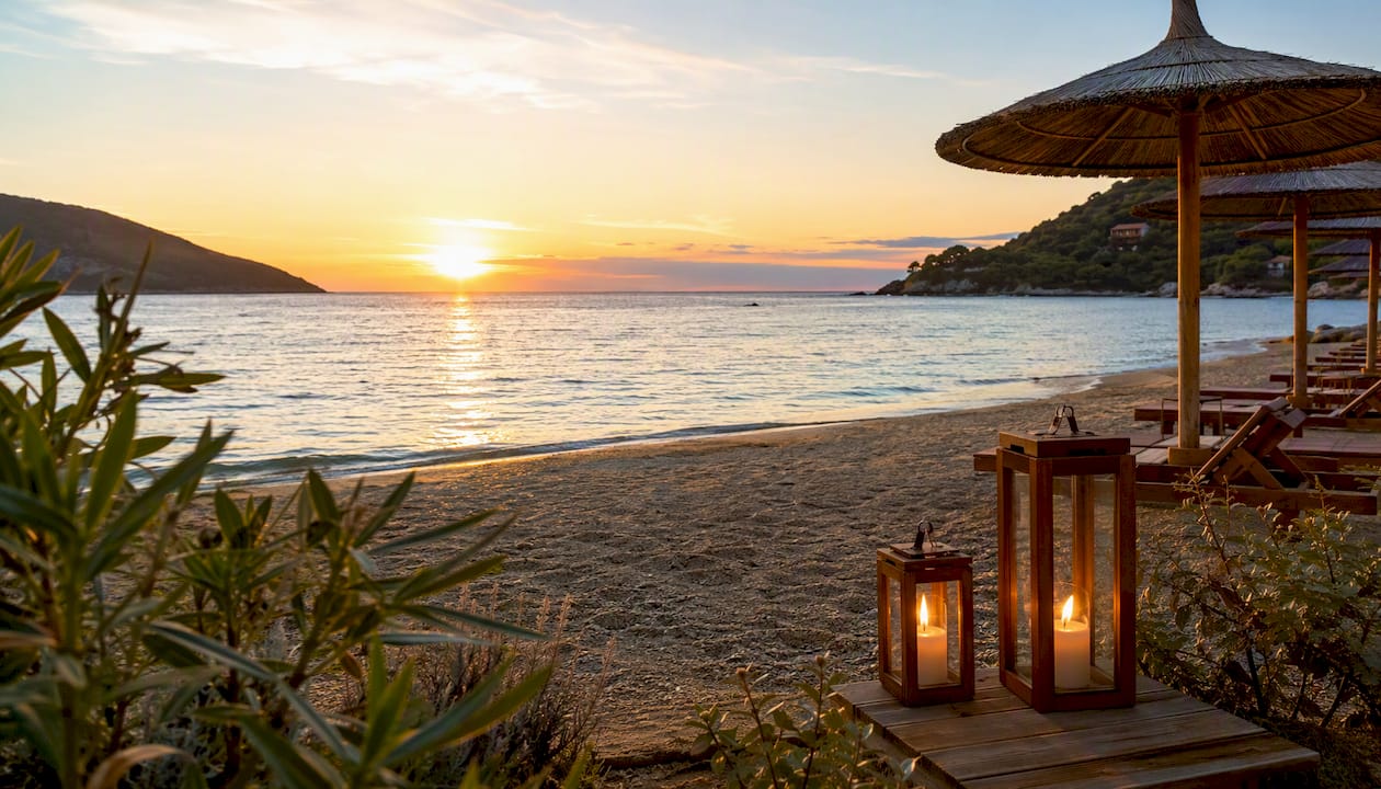 Spiaggia di sabbia e vista mare dall’Hotel Delfino all’Isola d’Elba: il luogo perfetto per rilassarsi e godere di panorami mozzafiato.