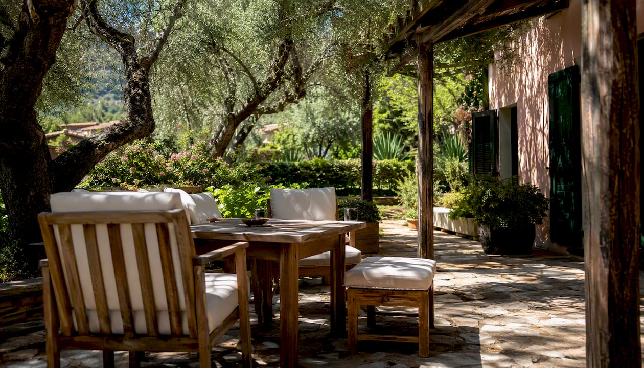 Zona all’aperto con posti a sedere ombreggiati presso la dependance dell’hotel