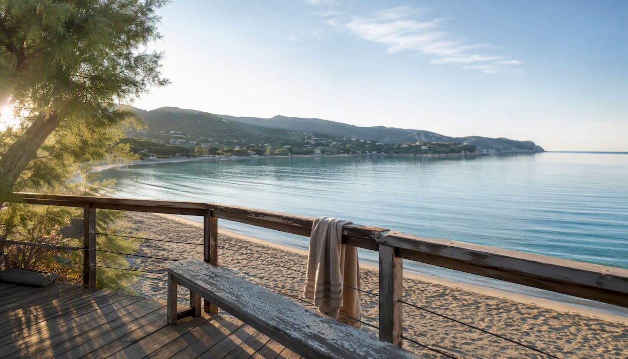 La spiaggia di Procchio all'alba: un risveglio tra colori delicati e mare silenzioso.