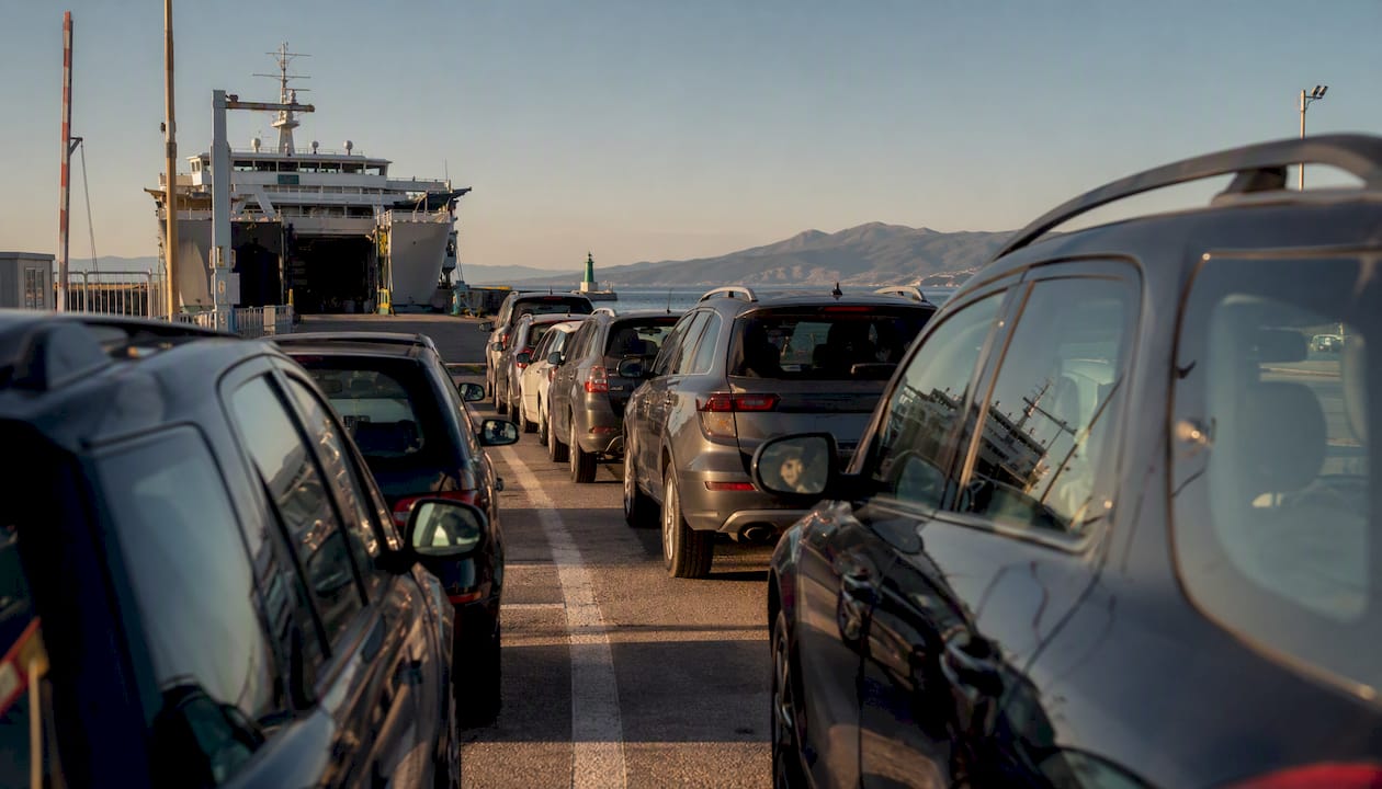Auto in fila al porto dell’Elba in attesa di imbarcarsi sul traghetto