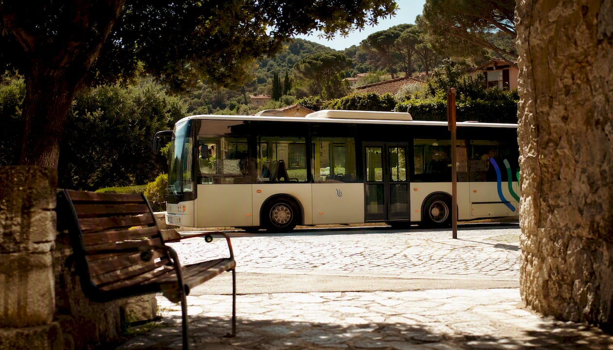 Autobus di linea in sosta alla fermata del paese all’Isola d’Elba