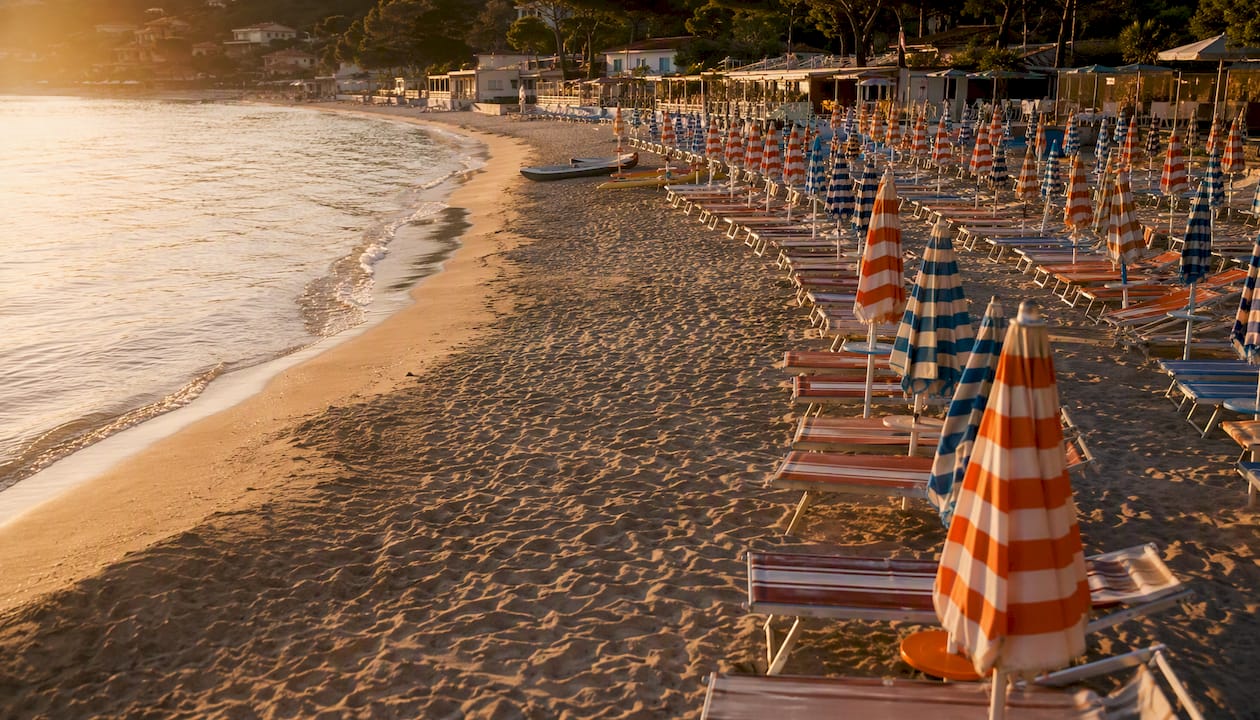 Ombrelloni e lettini sulla spiaggia dell’Hotel Delfino