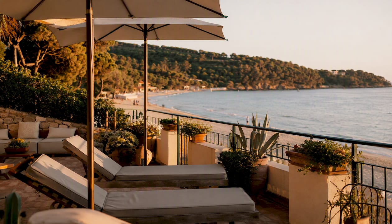Terrazza panoramica dell’Hotel Delfino con vista mare e comodi lettini prendisole