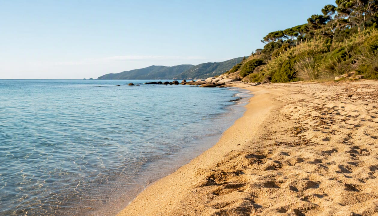 Spiaggia di sabbia finissima e mare cristallino all’Isola d’Elba