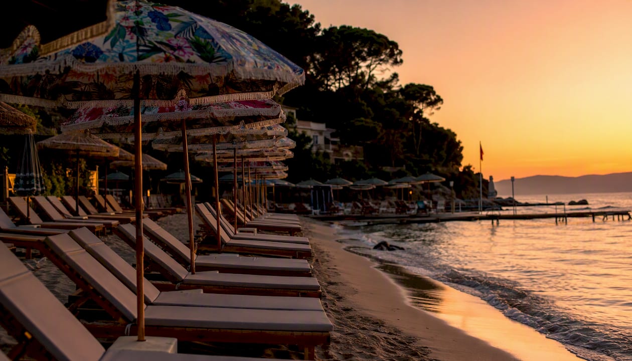 Spiaggia privata e lettini riservati per gli ospiti dell’Hotel Delfino a Procchio