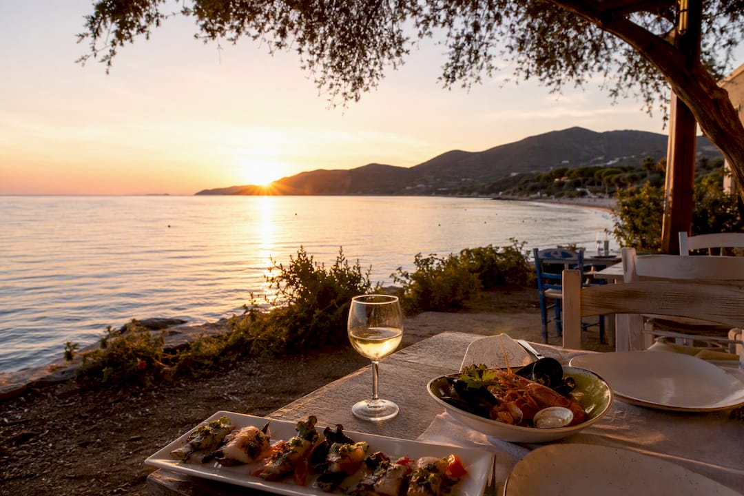 Il tramonto visto dalla terrazza del ristorante Elba regala emozioni uniche e panorami mozzafiato.