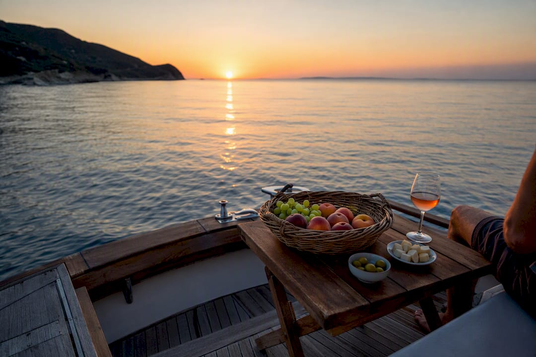 Aperitivo al tramonto in barca, davanti alle splendide coste dell’Elba.