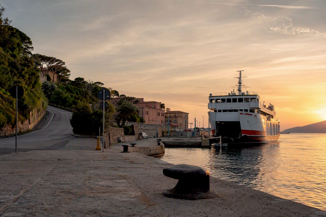 Molo dei traghetti di Portoferraio e strada panoramica sulla costa