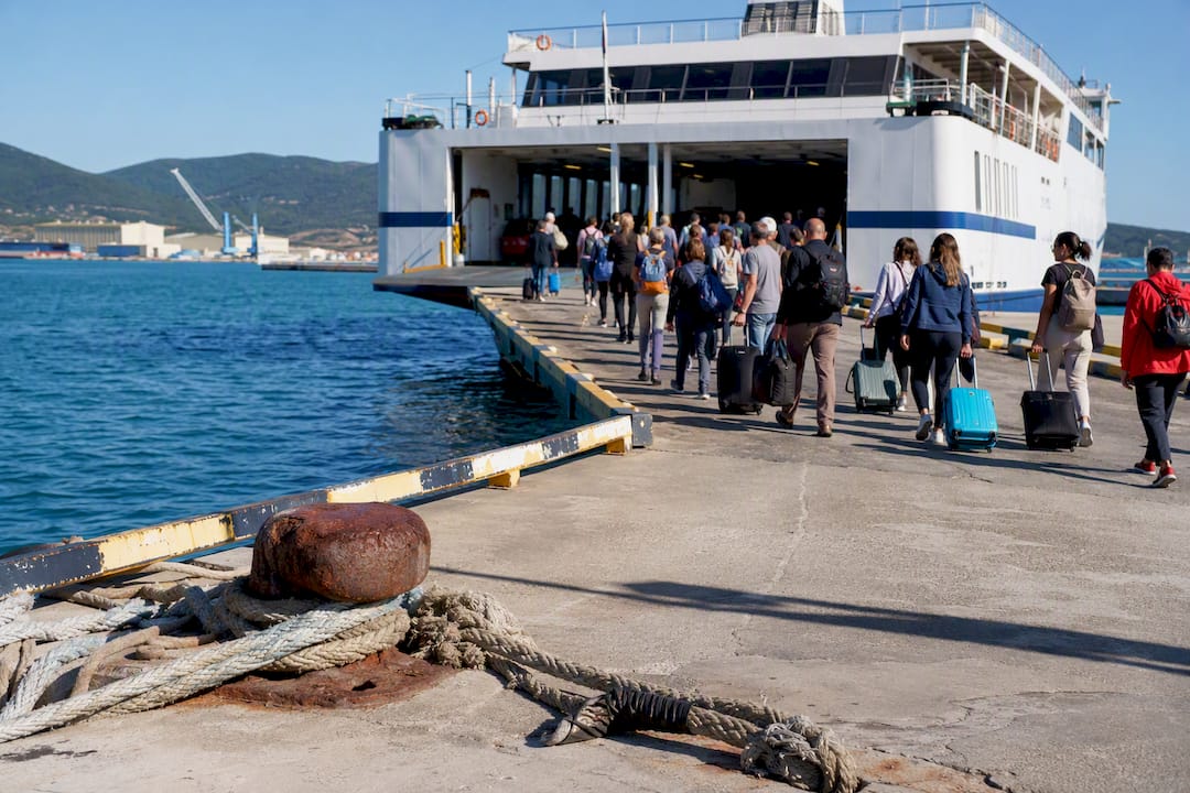 Passeggeri in attesa di imbarcarsi sul traghetto da Piombino per l’Isola d’Elba