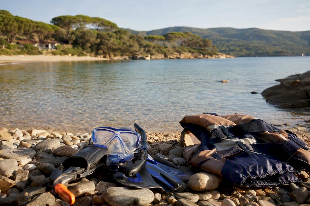 Attrezzatura da snorkeling in una baia poco profonda all'Elba