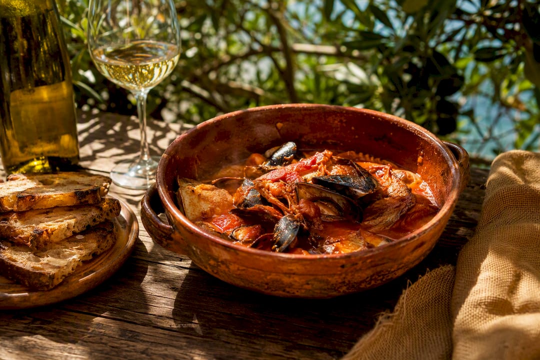 Tradizionale cacciucco toscano in ciotola rustica