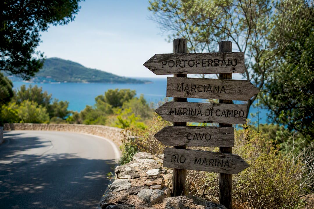 Cartello stradale sulla costa dell'Isola d'Elba