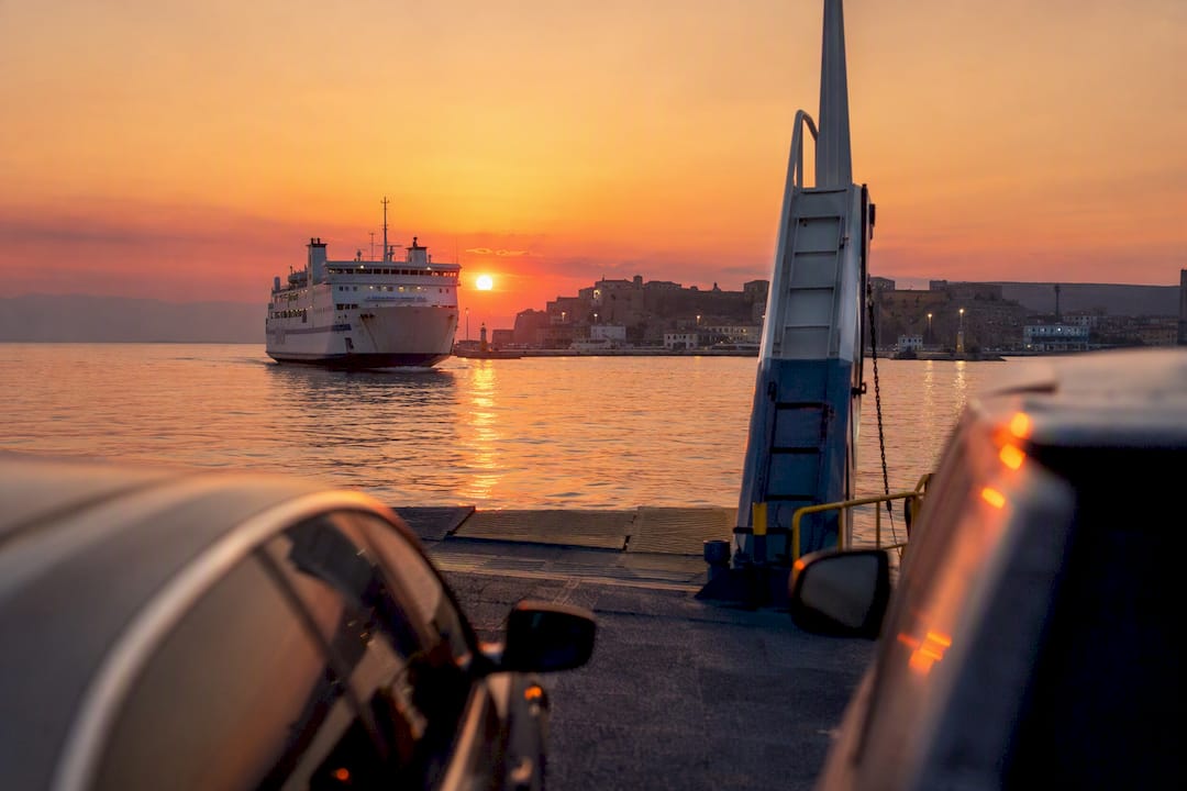 Traghetto in avvicinamento al porto di Portoferraio sull'Isola d'Elba