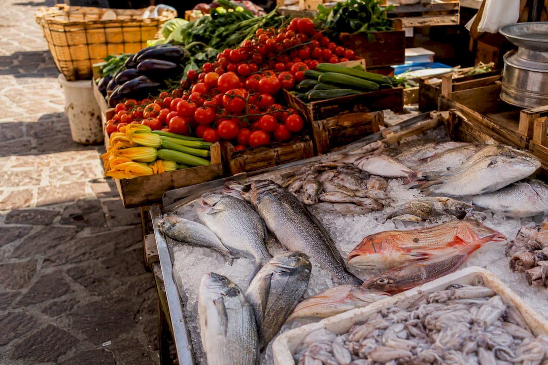 Pesce fresco e verdure al mercato locale italiano