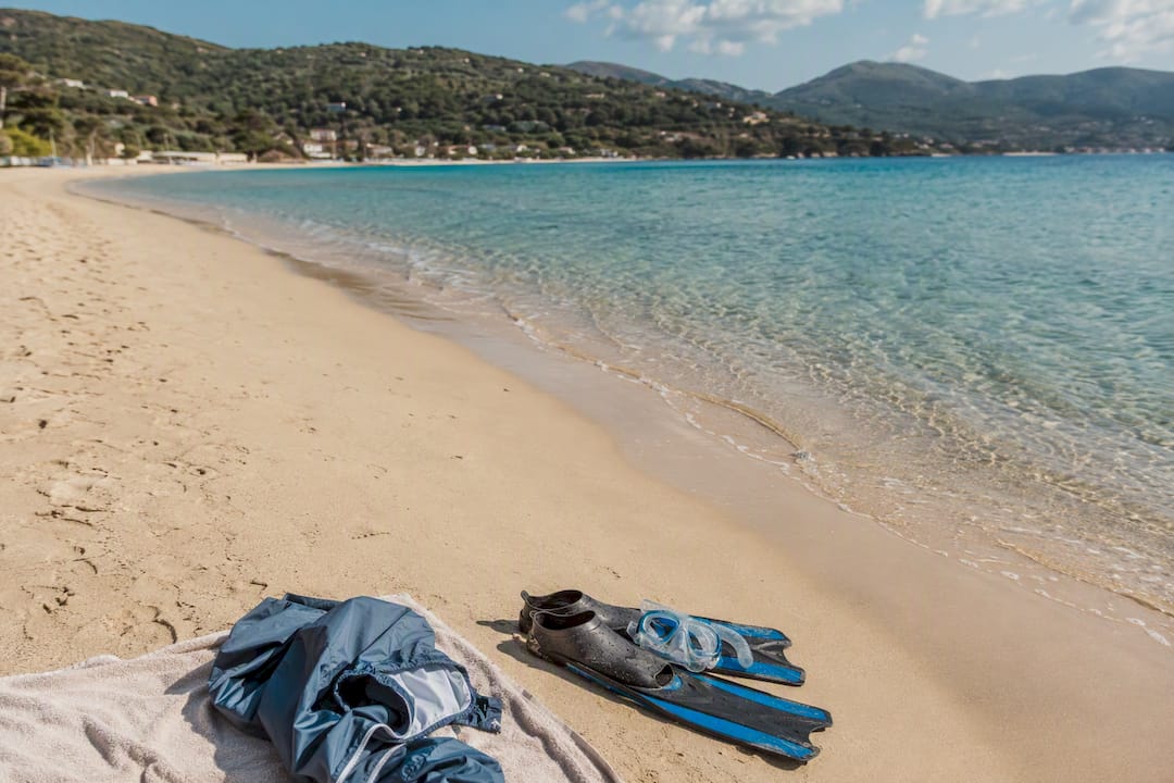Spiaggia sabbiosa del Mediterraneo con acqua cristallina in primavera